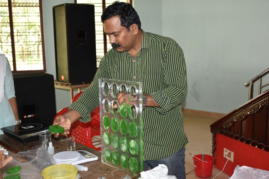 Training on making cleaning materials (5)