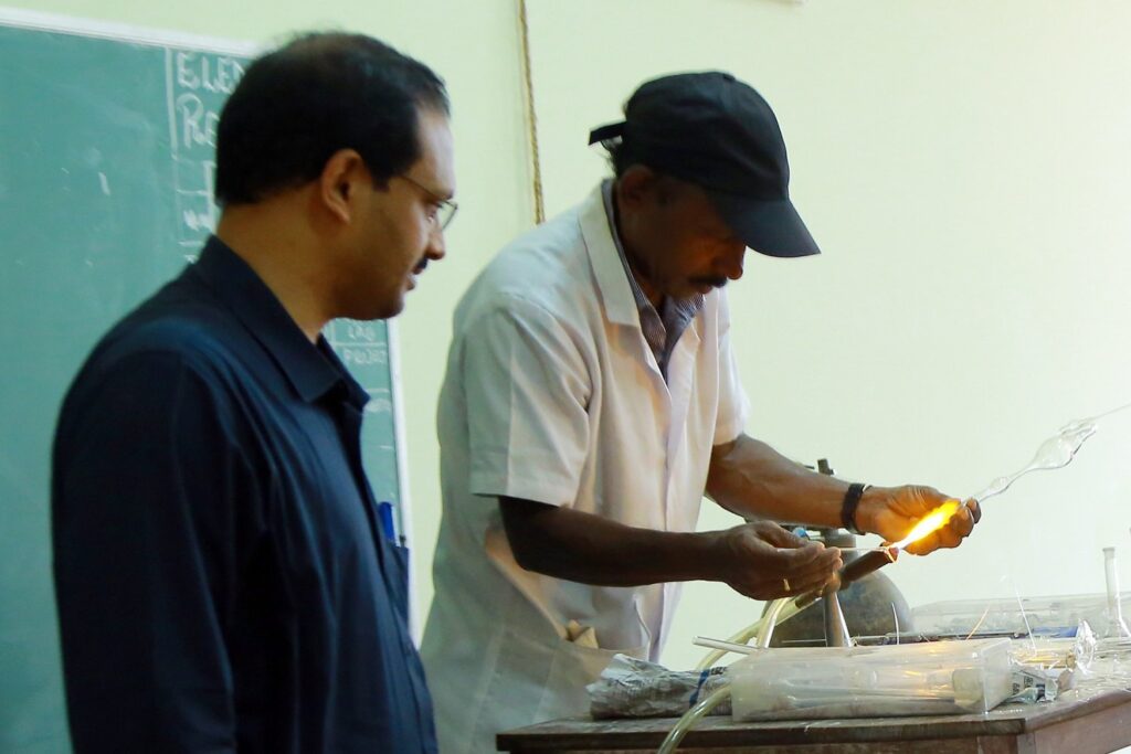 WORKSHOP ON GLASS BLOWING TECHNIQES (2)